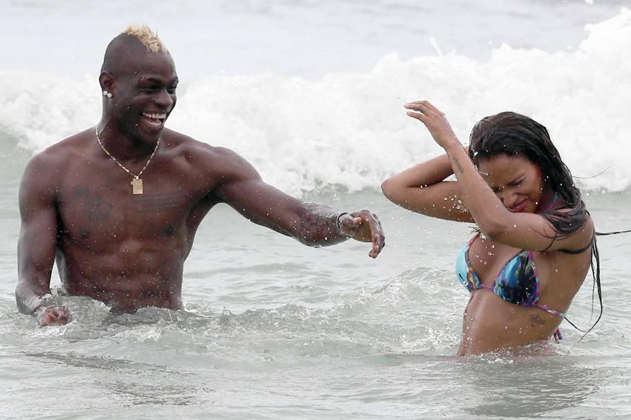 Dopo la delusione mondiale, Balotelli si consola in vacanza con la sua Fanny a Miami (Olycom)